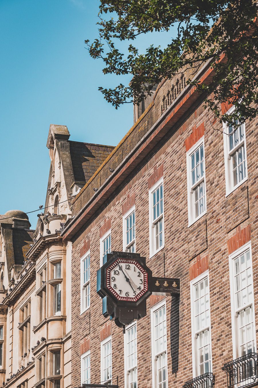 Découvrez Brighton, une destination emblématique de l'Angleterre. Entre ses plages de galets pittoresques, ses ruelles animées et ses sites historiques, Brighton est une destination parfaite pour un city trip en Europe. Que vous soyez amateur de culture, passionné d'histoire ou simplement en quête de détente lors de vacances à la mer, Brighton saura vous séduire. Réservez dès maintenant votre escapade à Brighton et plongez dans l'atmosphère unique de cette ville balnéaire dynamique.