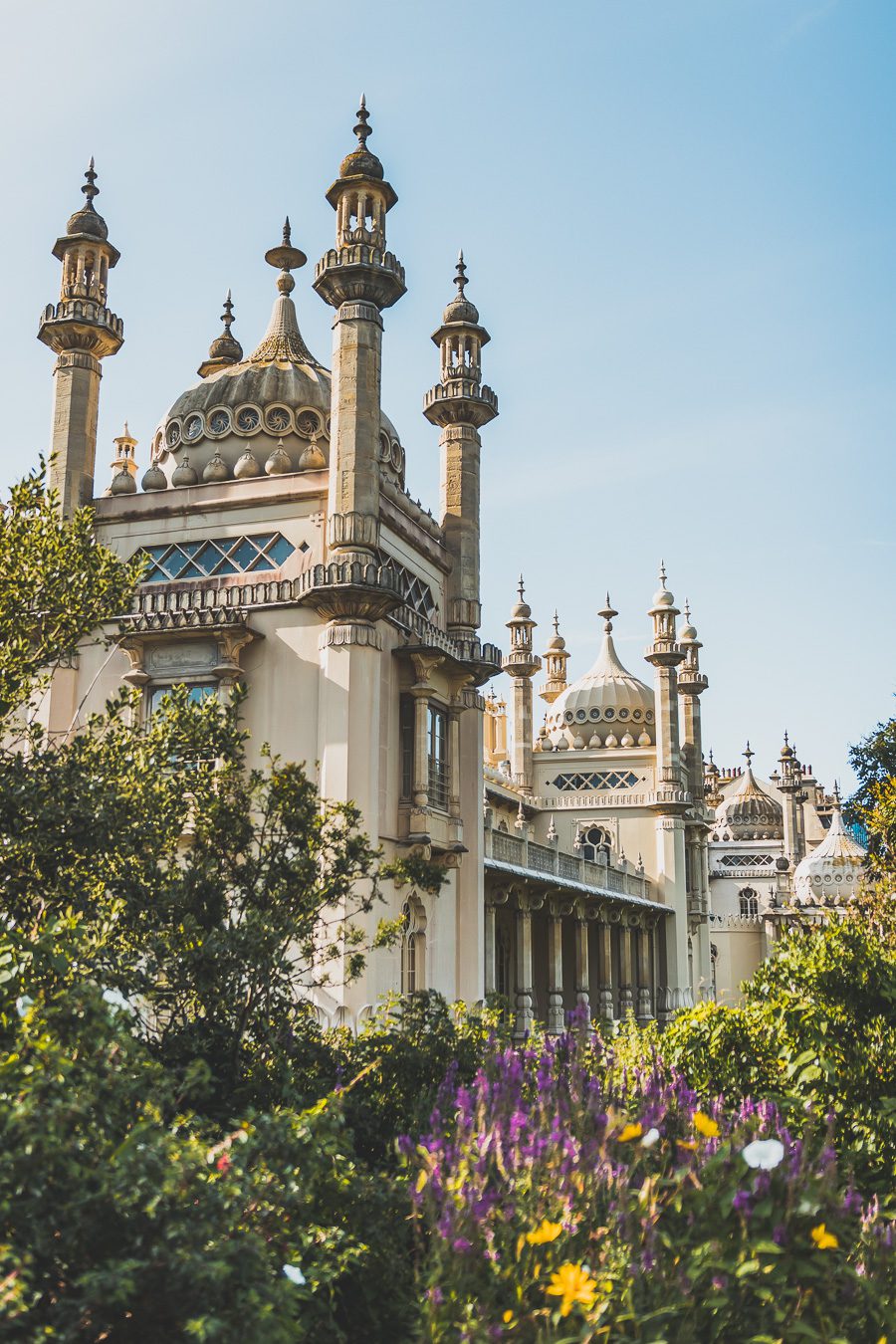 Découvrez Brighton, une destination emblématique de l'Angleterre. Entre ses plages de galets pittoresques, ses ruelles animées et ses sites historiques, Brighton est une destination parfaite pour un city trip en Europe. Que vous soyez amateur de culture, passionné d'histoire ou simplement en quête de détente lors de vacances à la mer, Brighton saura vous séduire. Réservez dès maintenant votre escapade à Brighton et plongez dans l'atmosphère unique de cette ville balnéaire dynamique.