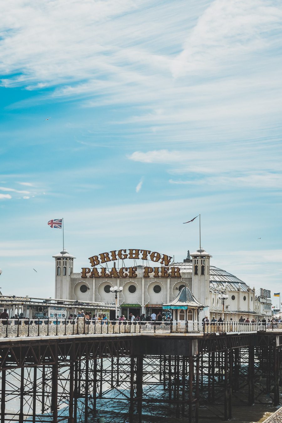 Découvrez Brighton, une destination emblématique de l'Angleterre. Entre ses plages de galets pittoresques, ses ruelles animées et ses sites historiques, Brighton est une destination parfaite pour un city trip en Europe. Que vous soyez amateur de culture, passionné d'histoire ou simplement en quête de détente lors de vacances à la mer, Brighton saura vous séduire. Réservez dès maintenant votre escapade à Brighton et plongez dans l'atmosphère unique de cette ville balnéaire dynamique.