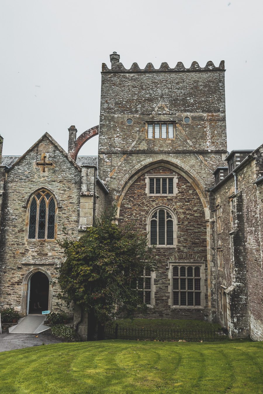 🌊 Explorez le charme époustouflant du Devon en Angleterre ! De la majestueuse Côte jurassique aux villages pittoresques, vos vacances en Angleterre seront inoubliables. Plongez dans une aventure inédite, parcourez les paysages du Royaume-Uni et créez des souvenirs magiques. Que vous soyez passionné de road trip ou adepte de la vanlife, le Devon offre des trésors à découvrir. Réservez dès maintenant votre escapade et laissez-vous séduire par le Sud de l’Angleterre. 🚗✨ #VacancesAngleterre 