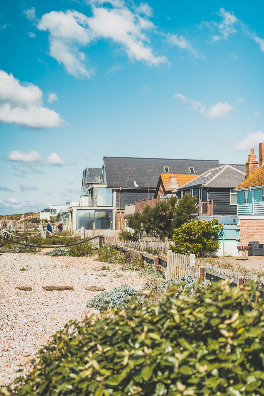 Découvrez le charme pittoresque de Rye, un village historique niché dans le Sussex, en Angleterre. Avec ses rues pavées, ses maisons à colombages et son ambiance médiévale, Rye offre une escapade idéale pour les voyageurs en quête d'authenticité. Que vous soyez passionné d'histoire, amateur de paysages pittoresques ou simplement en quête d'une pause relaxante à la campagne, planifiez dès maintenant votre voyage à Rye et plongez dans l'atmosphère envoûtante de ce charmant village anglais.