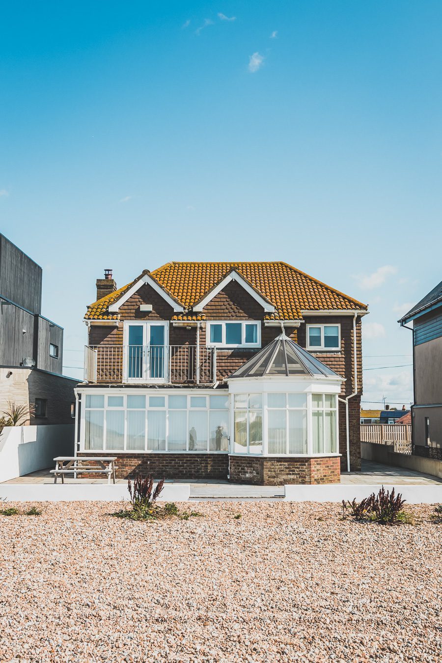 Découvrez le charme pittoresque de Rye, un village historique niché dans le Sussex, en Angleterre. Avec ses rues pavées, ses maisons à colombages et son ambiance médiévale, Rye offre une escapade idéale pour les voyageurs en quête d'authenticité. Que vous soyez passionné d'histoire, amateur de paysages pittoresques ou simplement en quête d'une pause relaxante à la campagne, planifiez dès maintenant votre voyage à Rye et plongez dans l'atmosphère envoûtante de ce charmant village anglais.