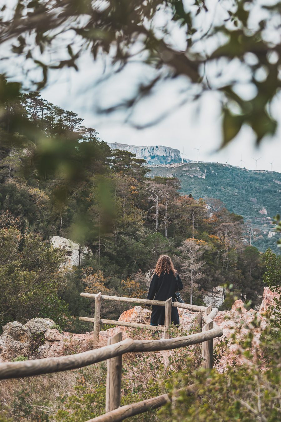 Découvrez Tarragone et ses alentours, en Catalogne. Entre ses plages, son riche patrimoine et ses paysages spectaculaires, Tarragone offre une expérience inoubliable. Explorez les ruines romaines, détendez-vous sur les plages ou partez en randonnée à travers les magnifiques paysages du Parc Naturel de l'Ebre. Ne manquez pas de découvrir cette destination lors d'un prochain voyage en Espagne. Planifiez dès maintenant votre escapade à Tarragone.