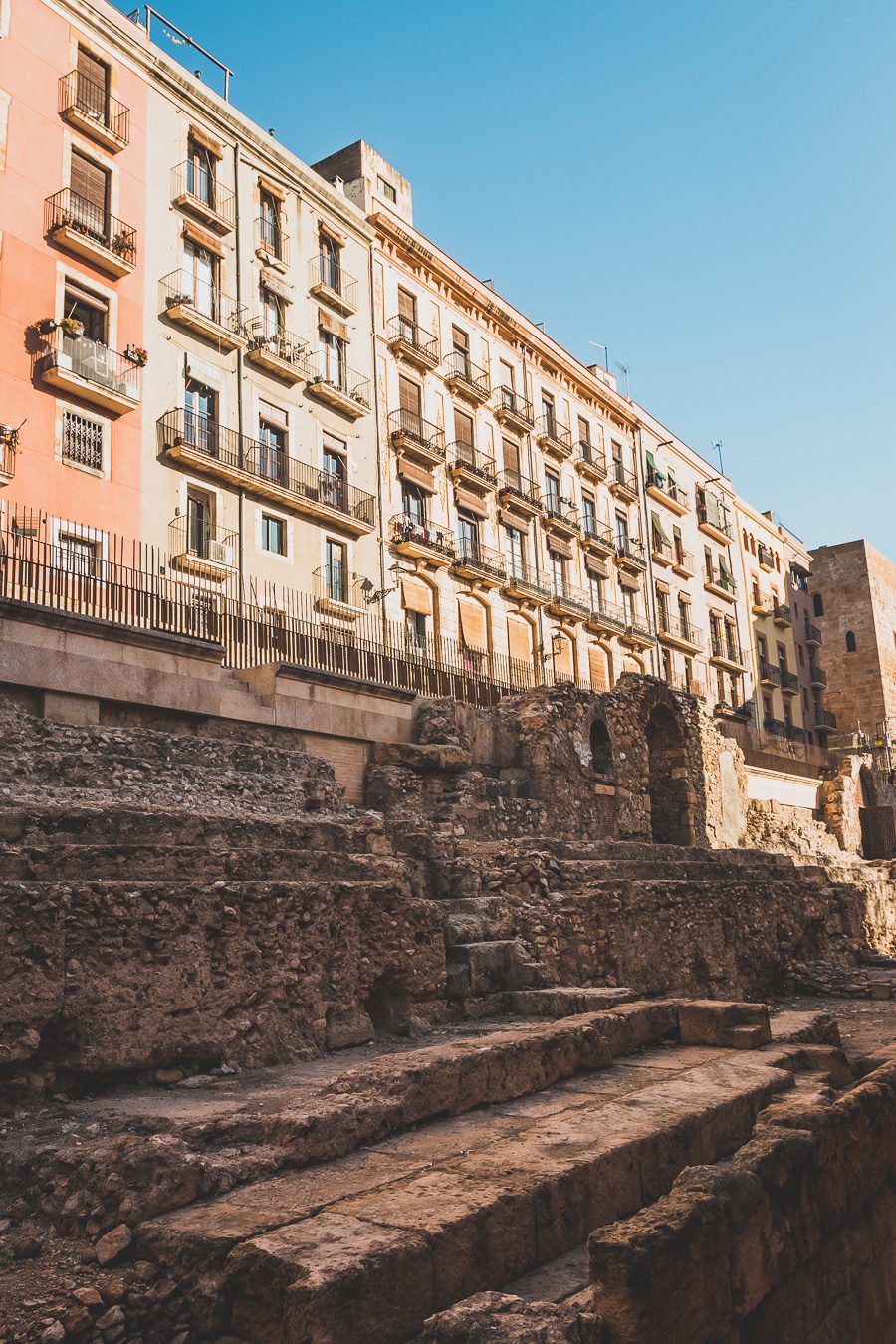 Découvrez Tarragone et ses alentours, en Catalogne. Entre ses plages, son riche patrimoine et ses paysages spectaculaires, Tarragone offre une expérience inoubliable. Explorez les ruines romaines, détendez-vous sur les plages ou partez en randonnée à travers les magnifiques paysages du Parc Naturel de l'Ebre. Ne manquez pas de découvrir cette destination lors d'un prochain voyage en Espagne. Planifiez dès maintenant votre escapade à Tarragone.