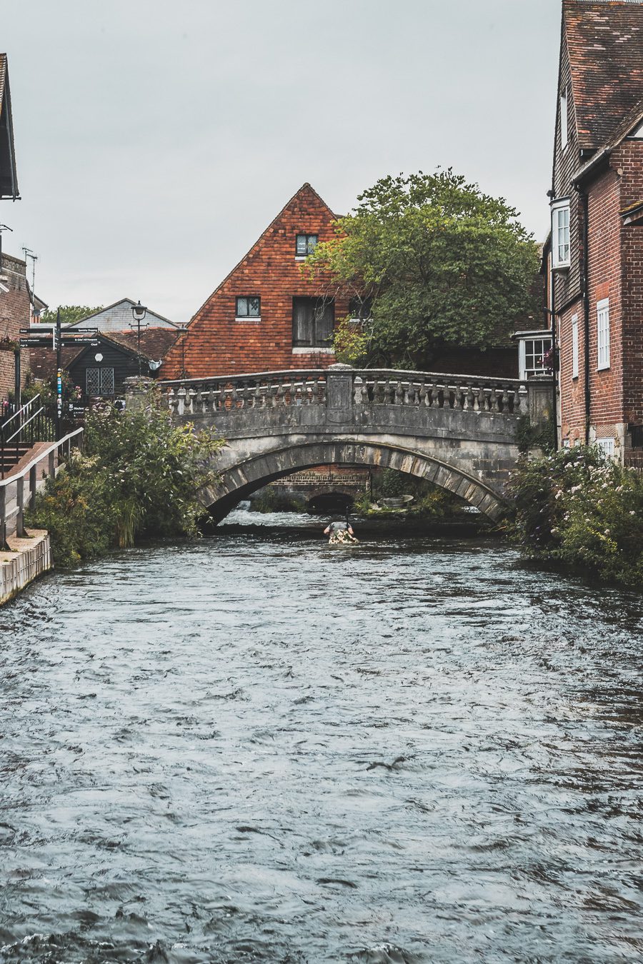 Découvrez les charmes de Winchester, une destination incontournable pour les voyageurs en quête d'histoire. Nichée dans la campagne anglaise, cette ville médiévale offre un mélange captivant de monuments historiques, de ruelles pittoresques... Explorez la majestueuse cathédrale de Winchester. Entre amis, en famille ou en vanlife, vivez une expérience mémorable en Angleterre. Planifiez dès maintenant votre city trip européen.