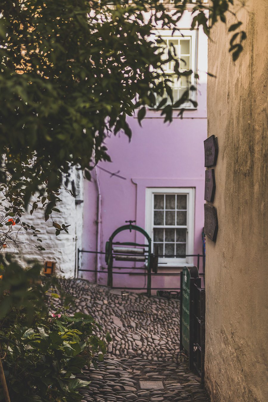 🌊 Explorez le charme époustouflant du Devon en Angleterre ! De la majestueuse Côte jurassique aux villages pittoresques, vos vacances en Angleterre seront inoubliables. Plongez dans une aventure inédite, parcourez les paysages du Royaume-Uni et créez des souvenirs magiques. Que vous soyez passionné de road trip ou adepte de la vanlife, le Devon offre des trésors à découvrir. Réservez dès maintenant votre escapade et laissez-vous séduire par le Sud de l’Angleterre. 🚗✨ #VacancesAngleterre 