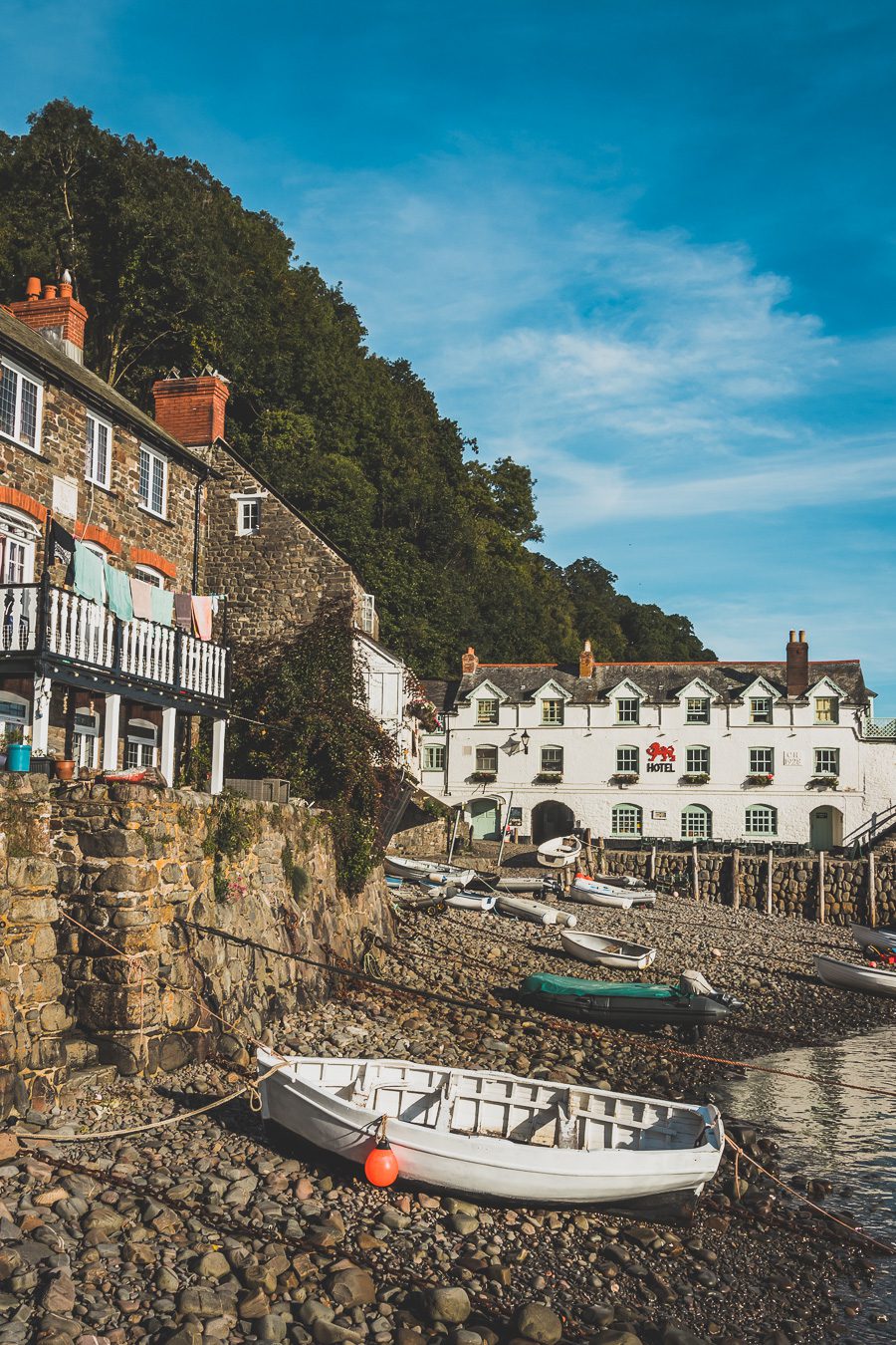 🌊 Explorez le charme époustouflant du Devon en Angleterre ! De la majestueuse Côte jurassique aux villages pittoresques, vos vacances en Angleterre seront inoubliables. Plongez dans une aventure inédite, parcourez les paysages du Royaume-Uni et créez des souvenirs magiques. Que vous soyez passionné de road trip ou adepte de la vanlife, le Devon offre des trésors à découvrir. Réservez dès maintenant votre escapade et laissez-vous séduire par le Sud de l’Angleterre. 🚗✨ #VacancesAngleterre 