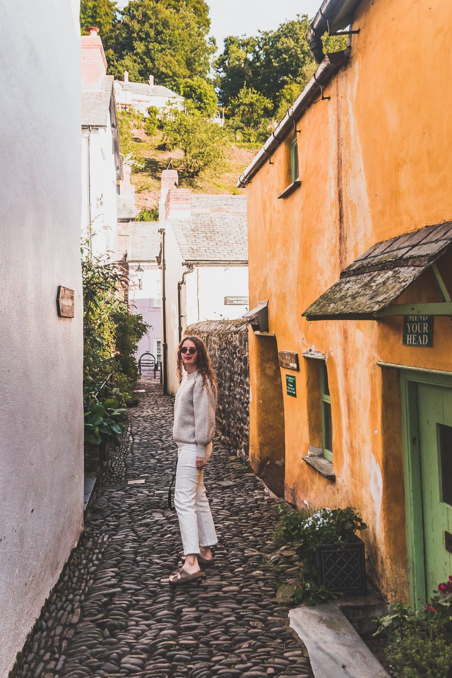 🌊 Explorez le charme époustouflant du Devon en Angleterre ! De la majestueuse Côte jurassique aux villages pittoresques, vos vacances en Angleterre seront inoubliables. Plongez dans une aventure inédite, parcourez les paysages du Royaume-Uni et créez des souvenirs magiques. Que vous soyez passionné de road trip ou adepte de la vanlife, le Devon offre des trésors à découvrir. Réservez dès maintenant votre escapade et laissez-vous séduire par le Sud de l’Angleterre. 🚗✨ #VacancesAngleterre 