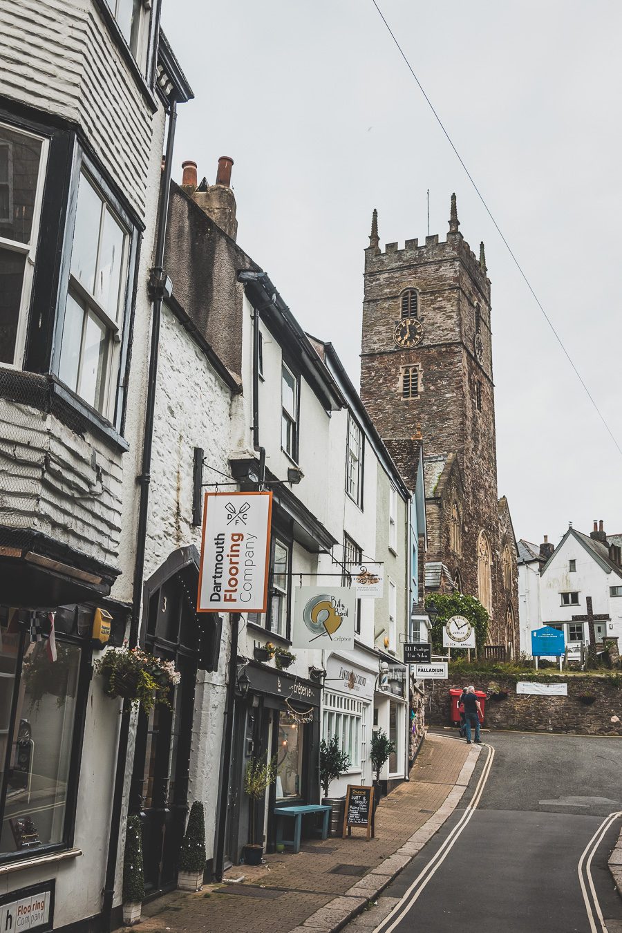 🌊 Explorez le charme époustouflant du Devon en Angleterre ! De la majestueuse Côte jurassique aux villages pittoresques, vos vacances en Angleterre seront inoubliables. Plongez dans une aventure inédite, parcourez les paysages du Royaume-Uni et créez des souvenirs magiques. Que vous soyez passionné de road trip ou adepte de la vanlife, le Devon offre des trésors à découvrir. Réservez dès maintenant votre escapade et laissez-vous séduire par le Sud de l’Angleterre. 🚗✨ #VacancesAngleterre 