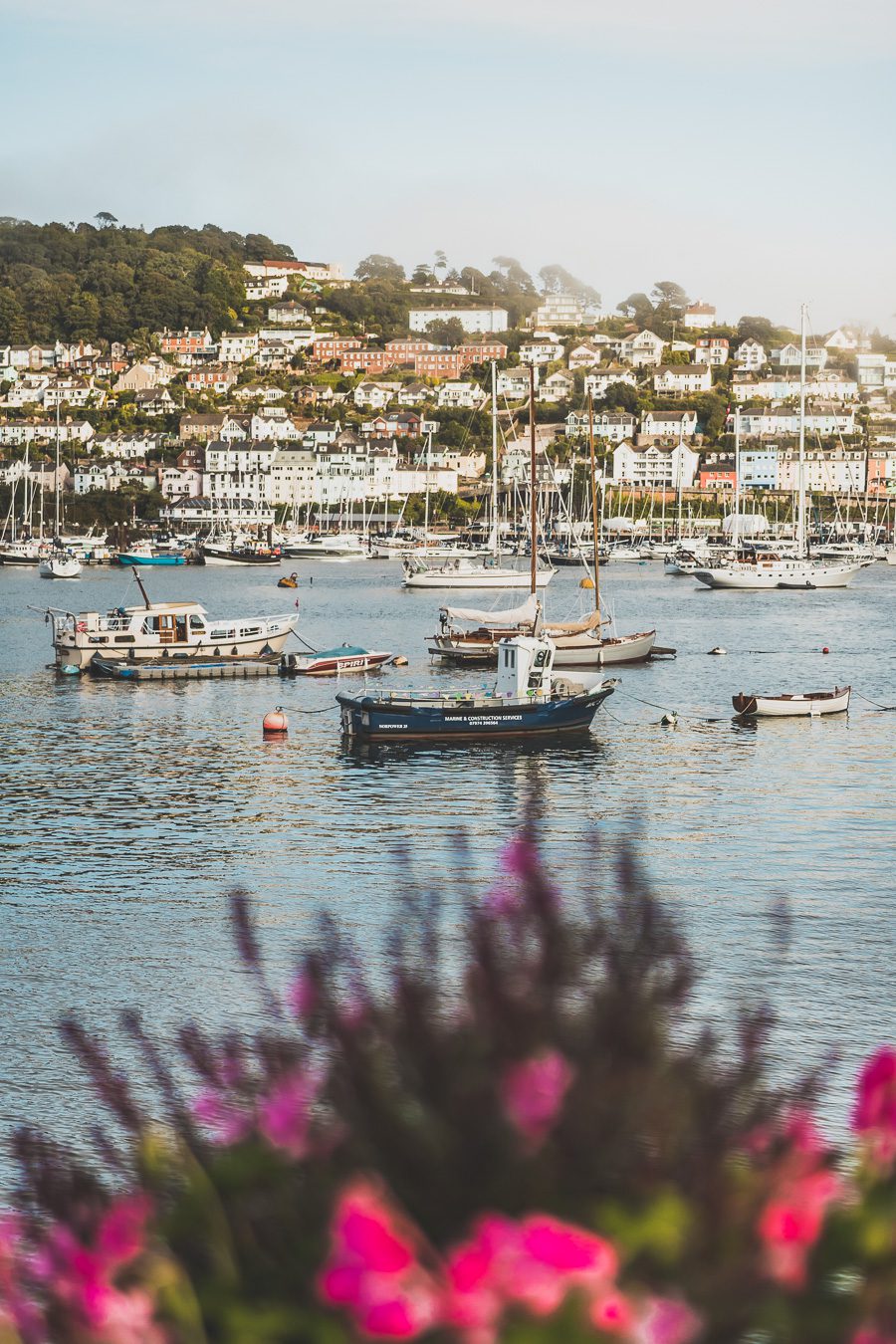 🌊 Explorez le charme époustouflant du Devon en Angleterre ! De la majestueuse Côte jurassique aux villages pittoresques, vos vacances en Angleterre seront inoubliables. Plongez dans une aventure inédite, parcourez les paysages du Royaume-Uni et créez des souvenirs magiques. Que vous soyez passionné de road trip ou adepte de la vanlife, le Devon offre des trésors à découvrir. Réservez dès maintenant votre escapade et laissez-vous séduire par le Sud de l’Angleterre. 🚗✨ #VacancesAngleterre 