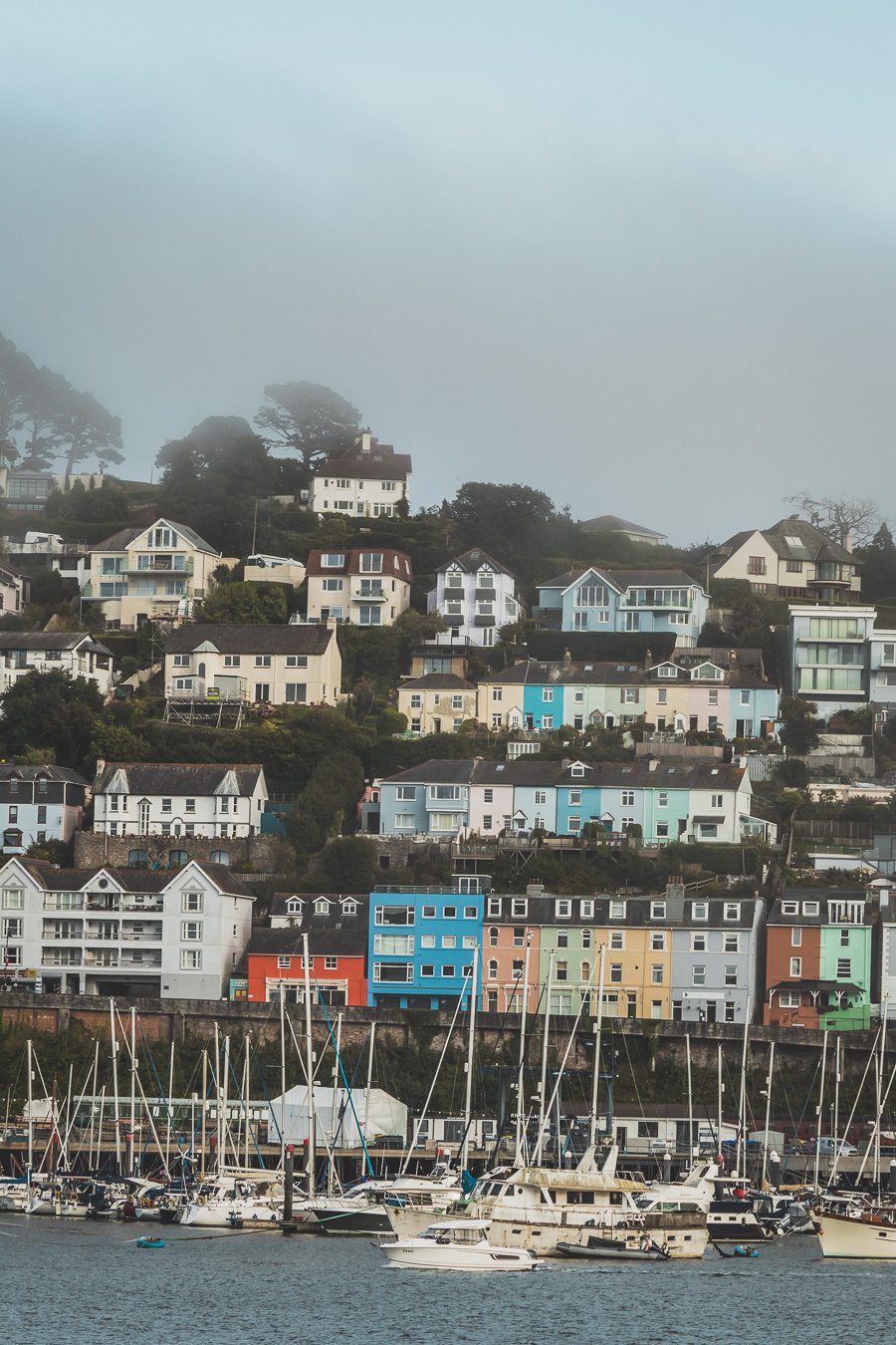 🌊 Explorez le charme époustouflant du Devon en Angleterre ! De la majestueuse Côte jurassique aux villages pittoresques, vos vacances en Angleterre seront inoubliables. Plongez dans une aventure inédite, parcourez les paysages du Royaume-Uni et créez des souvenirs magiques. Que vous soyez passionné de road trip ou adepte de la vanlife, le Devon offre des trésors à découvrir. Réservez dès maintenant votre escapade et laissez-vous séduire par le Sud de l’Angleterre. 🚗✨ #VacancesAngleterre 