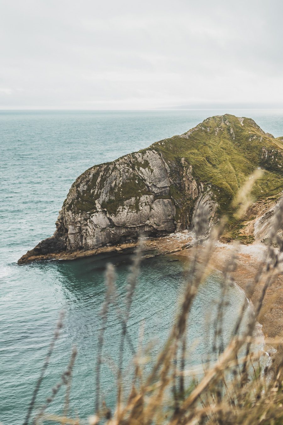 Découvrez la beauté du Dorset, une destination incontournable pour les amoureux de nature. Avec sa célèbre Côte jurassique, ses paysages à couper le souffle et ses charmants villages, le Dorset offre une expérience de voyage inoubliable. Partez en road trip dans le sud de l'Angleterre et explorez des sites emblématiques. Que vous soyez en couple, en famille ou entre amis, le Dorset vous promet des vacances en Europe superbes. Planifiez dès maintenant votre escapade au Dorset !