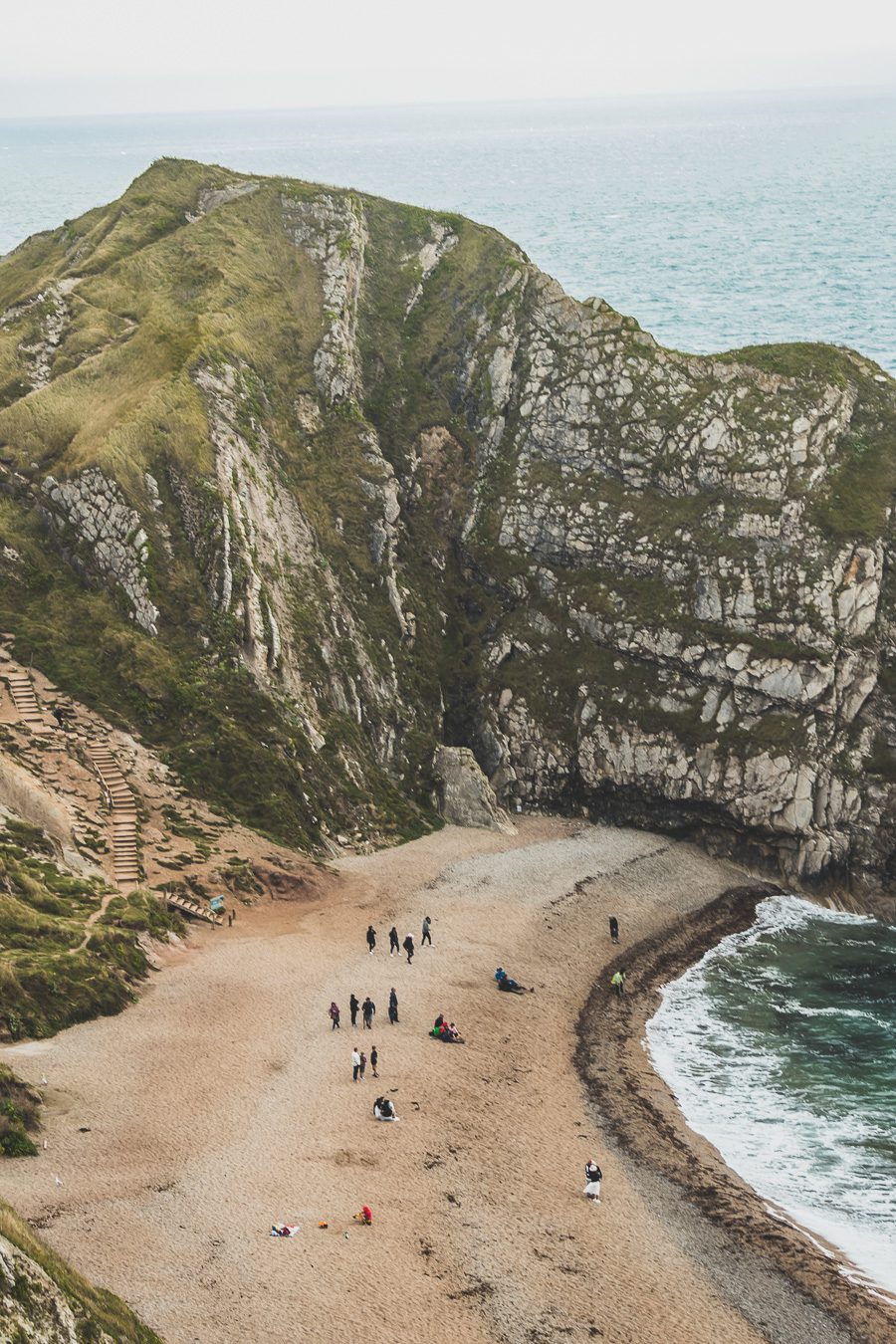 Découvrez la beauté du Dorset, une destination incontournable pour les amoureux de nature. Avec sa célèbre Côte jurassique, ses paysages à couper le souffle et ses charmants villages, le Dorset offre une expérience de voyage inoubliable. Partez en road trip dans le sud de l'Angleterre et explorez des sites emblématiques. Que vous soyez en couple, en famille ou entre amis, le Dorset vous promet des vacances en Europe superbes. Planifiez dès maintenant votre escapade au Dorset !