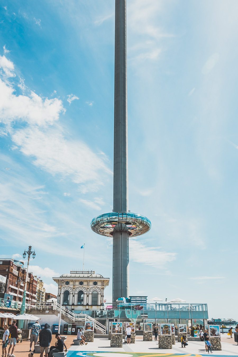 Découvrez Brighton, une destination emblématique de l'Angleterre. Entre ses plages de galets pittoresques, ses ruelles animées et ses sites historiques, Brighton est une destination parfaite pour un city trip en Europe. Que vous soyez amateur de culture, passionné d'histoire ou simplement en quête de détente lors de vacances à la mer, Brighton saura vous séduire. Réservez dès maintenant votre escapade à Brighton et plongez dans l'atmosphère unique de cette ville balnéaire dynamique.