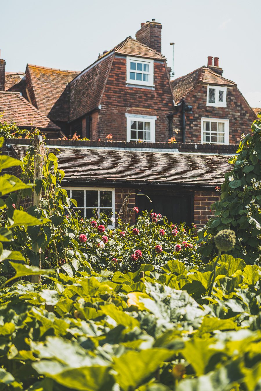 Découvrez le charme pittoresque de Rye, un village historique niché dans le Sussex, en Angleterre. Avec ses rues pavées, ses maisons à colombages et son ambiance médiévale, Rye offre une escapade idéale pour les voyageurs en quête d'authenticité. Que vous soyez passionné d'histoire, amateur de paysages pittoresques ou simplement en quête d'une pause relaxante à la campagne, planifiez dès maintenant votre voyage à Rye et plongez dans l'atmosphère envoûtante de ce charmant village anglais.