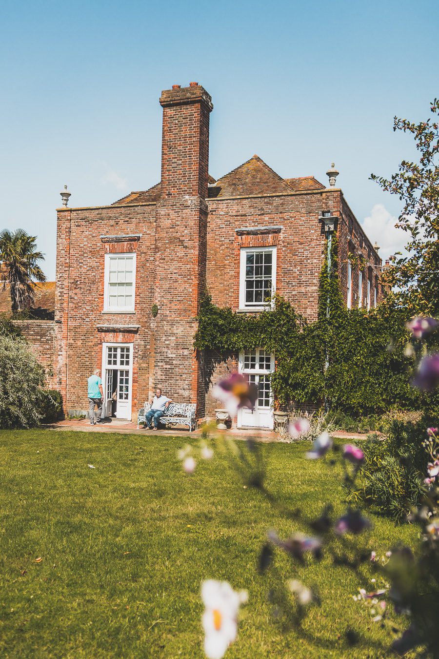 Découvrez le charme pittoresque de Rye, un village historique niché dans le Sussex, en Angleterre. Avec ses rues pavées, ses maisons à colombages et son ambiance médiévale, Rye offre une escapade idéale pour les voyageurs en quête d'authenticité. Que vous soyez passionné d'histoire, amateur de paysages pittoresques ou simplement en quête d'une pause relaxante à la campagne, planifiez dès maintenant votre voyage à Rye et plongez dans l'atmosphère envoûtante de ce charmant village anglais.