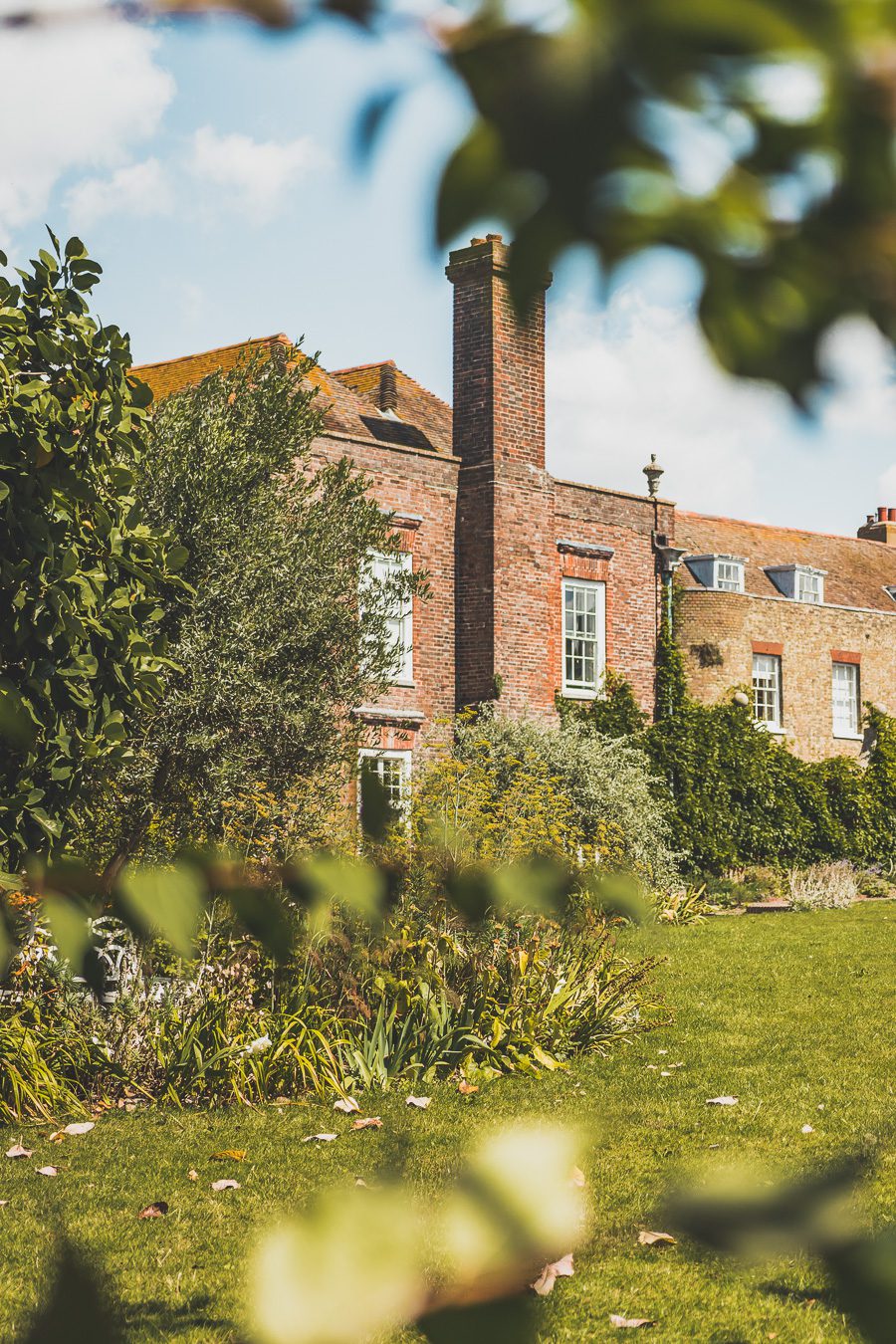 Découvrez le charme pittoresque de Rye, un village historique niché dans le Sussex, en Angleterre. Avec ses rues pavées, ses maisons à colombages et son ambiance médiévale, Rye offre une escapade idéale pour les voyageurs en quête d'authenticité. Que vous soyez passionné d'histoire, amateur de paysages pittoresques ou simplement en quête d'une pause relaxante à la campagne, planifiez dès maintenant votre voyage à Rye et plongez dans l'atmosphère envoûtante de ce charmant village anglais.