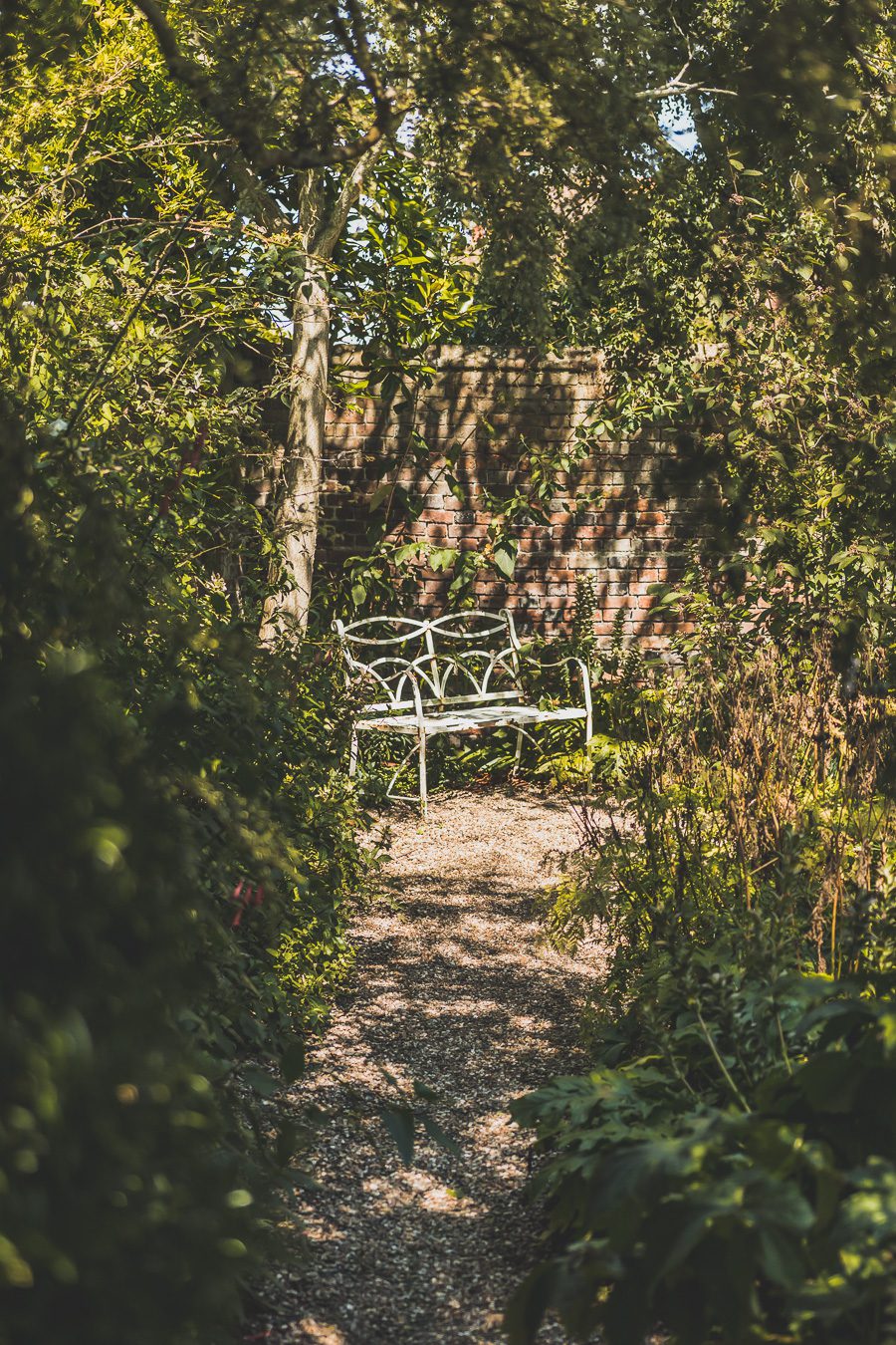 Découvrez le charme pittoresque de Rye, un village historique niché dans le Sussex, en Angleterre. Avec ses rues pavées, ses maisons à colombages et son ambiance médiévale, Rye offre une escapade idéale pour les voyageurs en quête d'authenticité. Que vous soyez passionné d'histoire, amateur de paysages pittoresques ou simplement en quête d'une pause relaxante à la campagne, planifiez dès maintenant votre voyage à Rye et plongez dans l'atmosphère envoûtante de ce charmant village anglais.