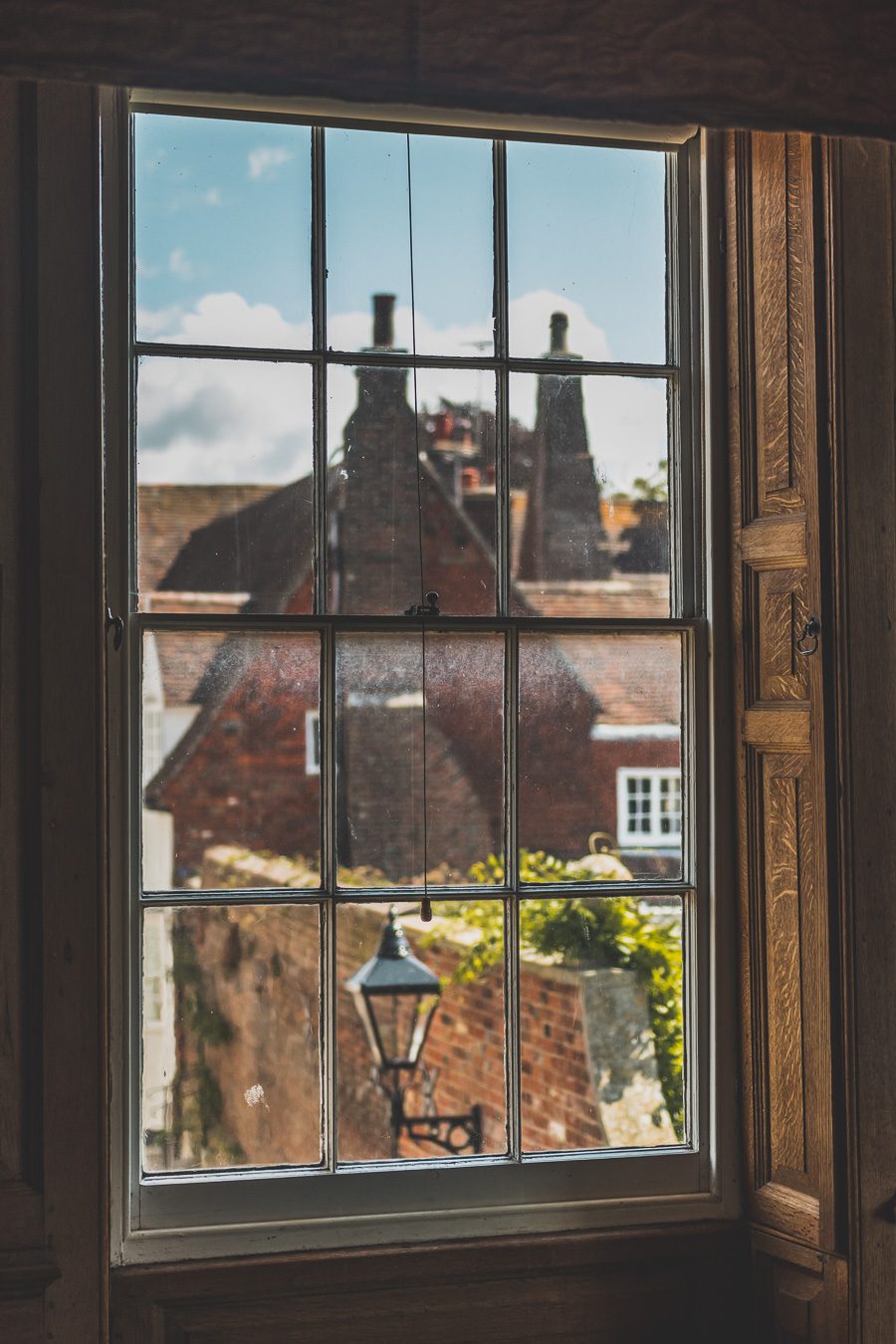 Découvrez le charme pittoresque de Rye, un village historique niché dans le Sussex, en Angleterre. Avec ses rues pavées, ses maisons à colombages et son ambiance médiévale, Rye offre une escapade idéale pour les voyageurs en quête d'authenticité. Que vous soyez passionné d'histoire, amateur de paysages pittoresques ou simplement en quête d'une pause relaxante à la campagne, planifiez dès maintenant votre voyage à Rye et plongez dans l'atmosphère envoûtante de ce charmant village anglais.