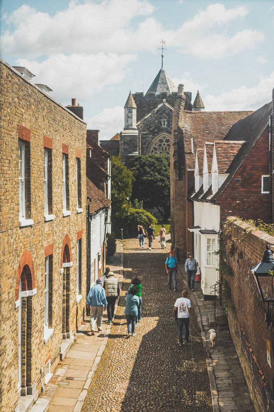 Découvrez le charme pittoresque de Rye, un village historique niché dans le Sussex, en Angleterre. Avec ses rues pavées, ses maisons à colombages et son ambiance médiévale, Rye offre une escapade idéale pour les voyageurs en quête d'authenticité. Que vous soyez passionné d'histoire, amateur de paysages pittoresques ou simplement en quête d'une pause relaxante à la campagne, planifiez dès maintenant votre voyage à Rye et plongez dans l'atmosphère envoûtante de ce charmant village anglais.