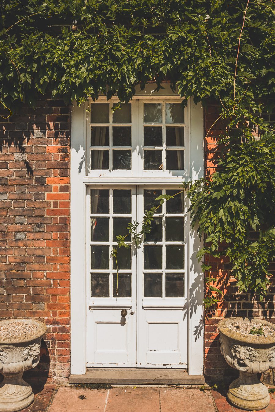 Découvrez le charme pittoresque de Rye, un village historique niché dans le Sussex, en Angleterre. Avec ses rues pavées, ses maisons à colombages et son ambiance médiévale, Rye offre une escapade idéale pour les voyageurs en quête d'authenticité. Que vous soyez passionné d'histoire, amateur de paysages pittoresques ou simplement en quête d'une pause relaxante à la campagne, planifiez dès maintenant votre voyage à Rye et plongez dans l'atmosphère envoûtante de ce charmant village anglais.