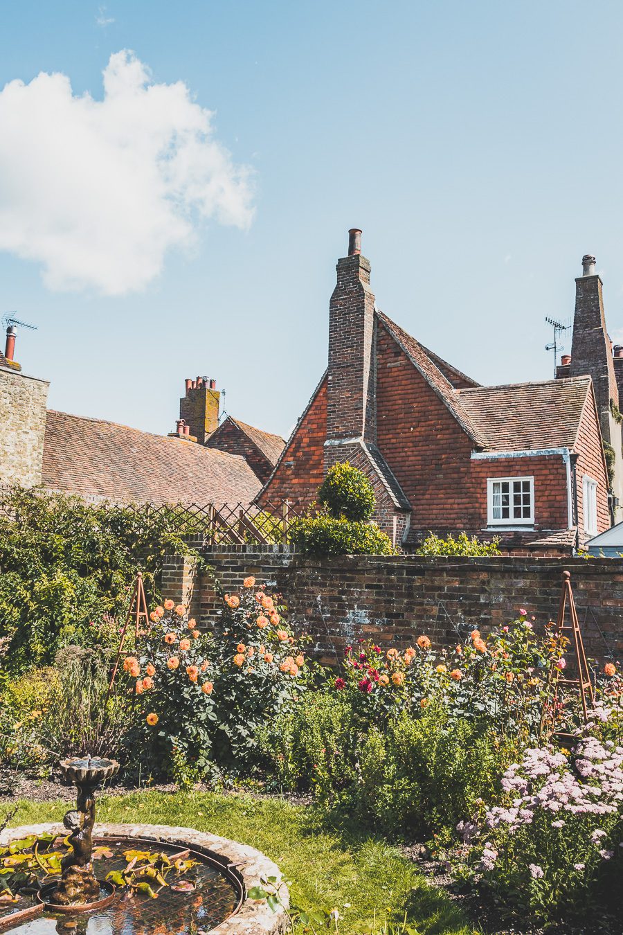 Découvrez le charme pittoresque de Rye, un village historique niché dans le Sussex, en Angleterre. Avec ses rues pavées, ses maisons à colombages et son ambiance médiévale, Rye offre une escapade idéale pour les voyageurs en quête d'authenticité. Que vous soyez passionné d'histoire, amateur de paysages pittoresques ou simplement en quête d'une pause relaxante à la campagne, planifiez dès maintenant votre voyage à Rye et plongez dans l'atmosphère envoûtante de ce charmant village anglais.