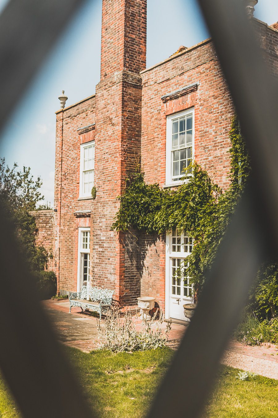 Découvrez le charme pittoresque de Rye, un village historique niché dans le Sussex, en Angleterre. Avec ses rues pavées, ses maisons à colombages et son ambiance médiévale, Rye offre une escapade idéale pour les voyageurs en quête d'authenticité. Que vous soyez passionné d'histoire, amateur de paysages pittoresques ou simplement en quête d'une pause relaxante à la campagne, planifiez dès maintenant votre voyage à Rye et plongez dans l'atmosphère envoûtante de ce charmant village anglais.