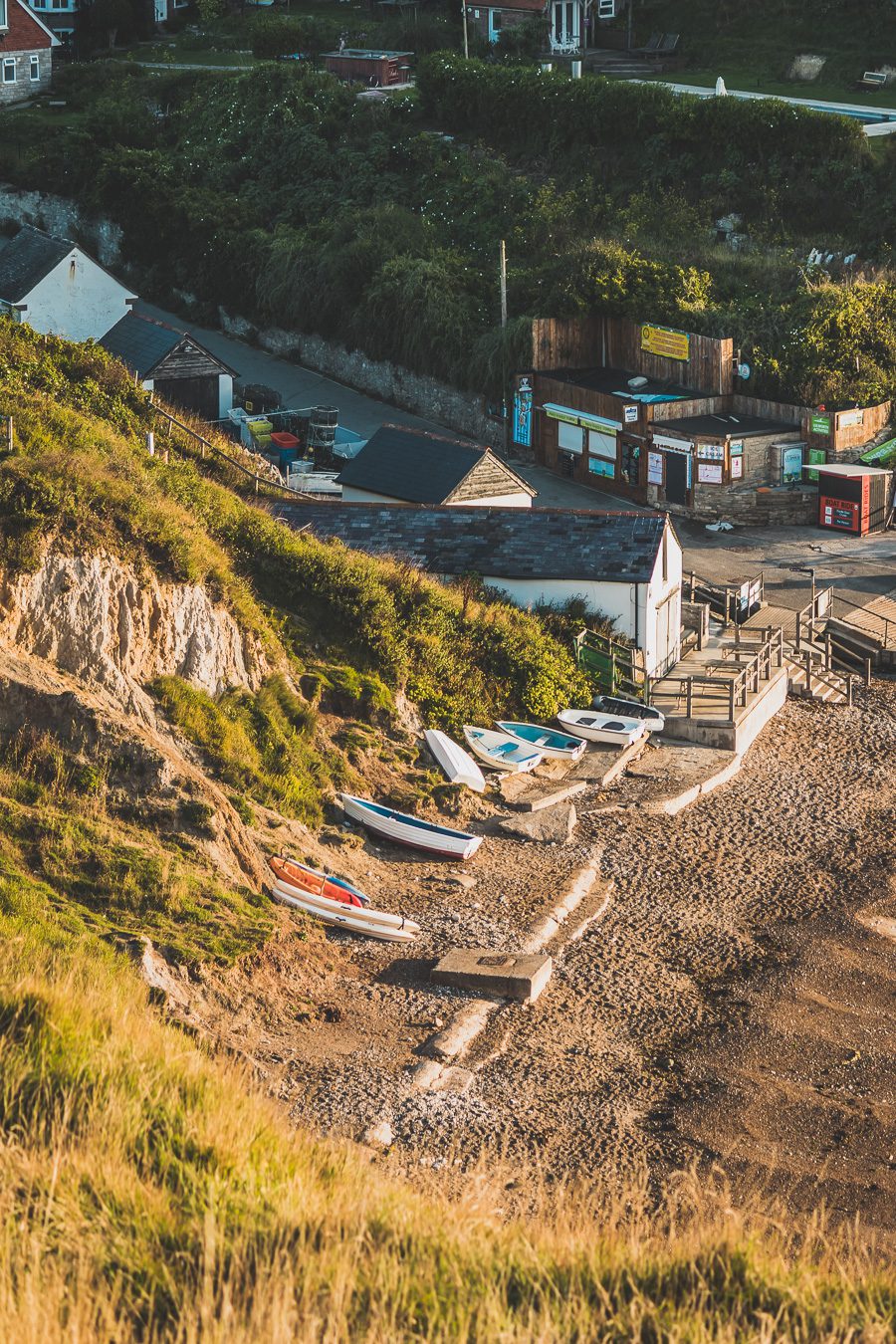 Découvrez la beauté du Dorset, une destination incontournable pour les amoureux de nature. Avec sa célèbre Côte jurassique, ses paysages à couper le souffle et ses charmants villages, le Dorset offre une expérience de voyage inoubliable. Partez en road trip dans le sud de l'Angleterre et explorez des sites emblématiques. Que vous soyez en couple, en famille ou entre amis, le Dorset vous promet des vacances en Europe superbes. Planifiez dès maintenant votre escapade au Dorset !