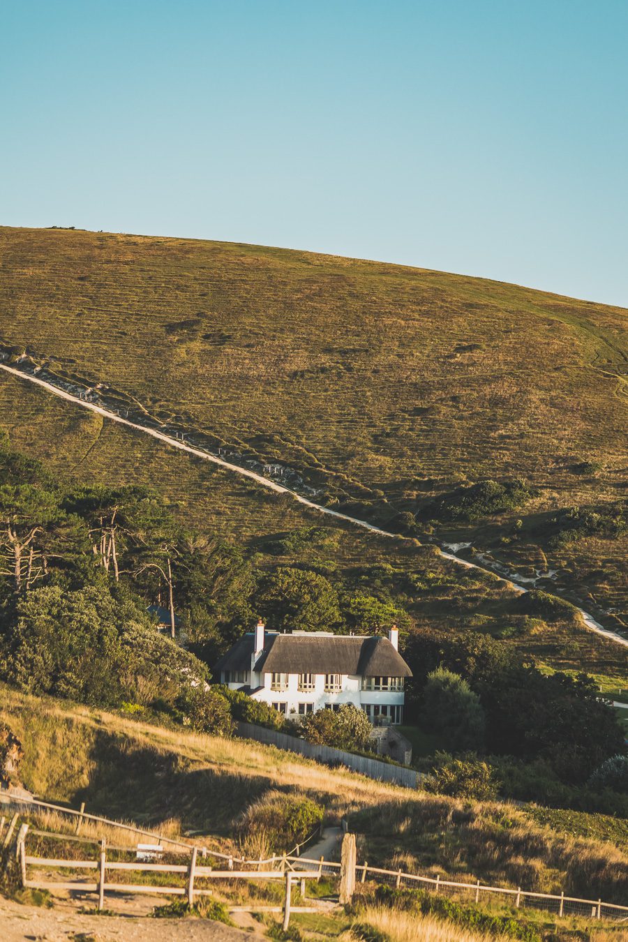 Découvrez la beauté du Dorset, une destination incontournable pour les amoureux de nature. Avec sa célèbre Côte jurassique, ses paysages à couper le souffle et ses charmants villages, le Dorset offre une expérience de voyage inoubliable. Partez en road trip dans le sud de l'Angleterre et explorez des sites emblématiques. Que vous soyez en couple, en famille ou entre amis, le Dorset vous promet des vacances en Europe superbes. Planifiez dès maintenant votre escapade au Dorset !