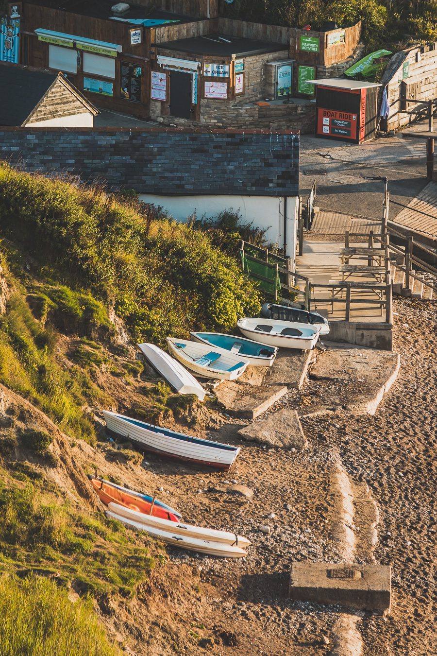 Découvrez la beauté du Dorset, une destination incontournable pour les amoureux de nature. Avec sa célèbre Côte jurassique, ses paysages à couper le souffle et ses charmants villages, le Dorset offre une expérience de voyage inoubliable. Partez en road trip dans le sud de l'Angleterre et explorez des sites emblématiques. Que vous soyez en couple, en famille ou entre amis, le Dorset vous promet des vacances en Europe superbes. Planifiez dès maintenant votre escapade au Dorset !