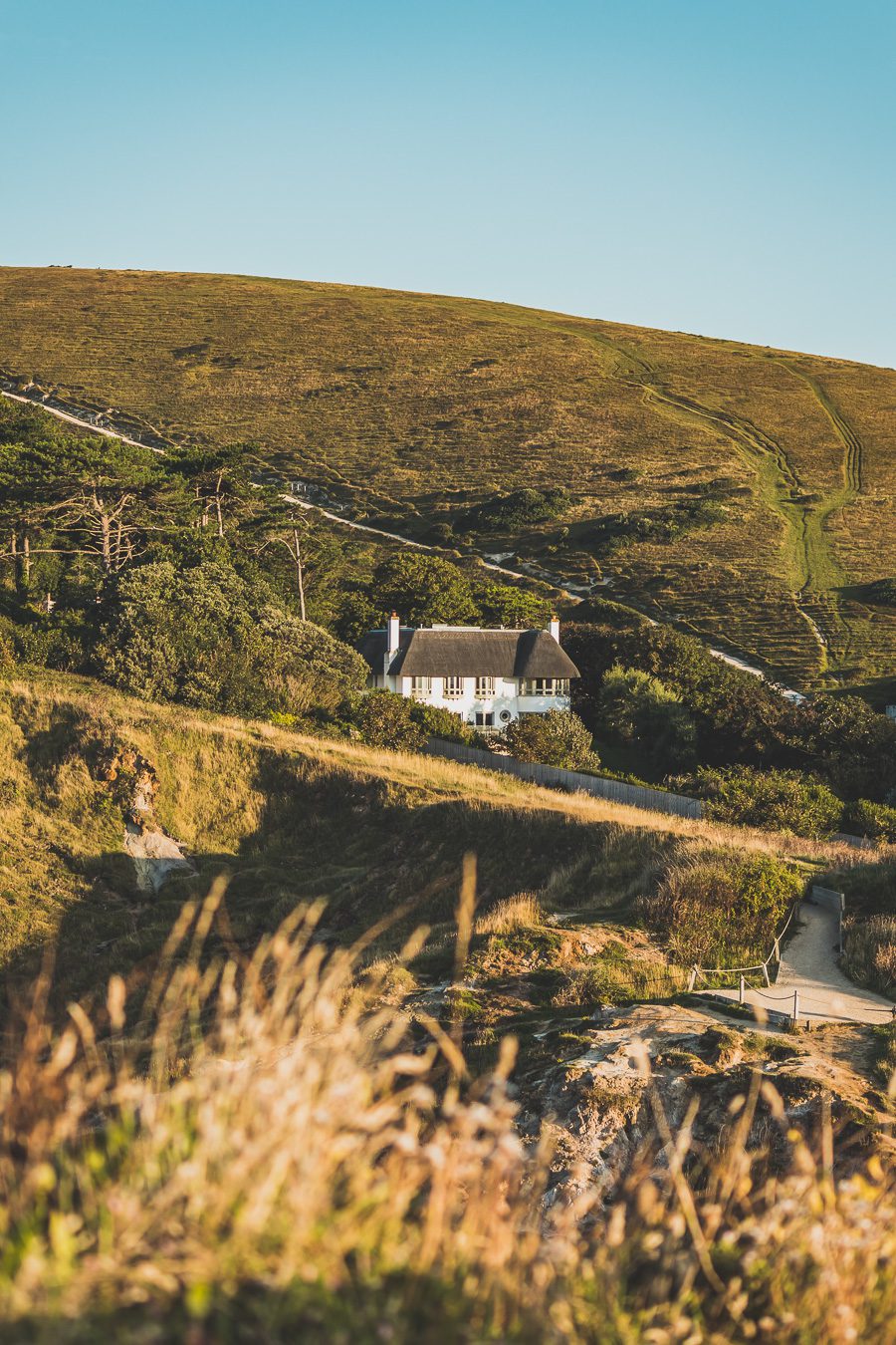 Découvrez la beauté du Dorset, une destination incontournable pour les amoureux de nature. Avec sa célèbre Côte jurassique, ses paysages à couper le souffle et ses charmants villages, le Dorset offre une expérience de voyage inoubliable. Partez en road trip dans le sud de l'Angleterre et explorez des sites emblématiques. Que vous soyez en couple, en famille ou entre amis, le Dorset vous promet des vacances en Europe superbes. Planifiez dès maintenant votre escapade au Dorset !