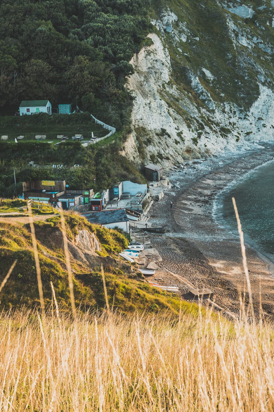 Découvrez la beauté du Dorset, une destination incontournable pour les amoureux de nature. Avec sa célèbre Côte jurassique, ses paysages à couper le souffle et ses charmants villages, le Dorset offre une expérience de voyage inoubliable. Partez en road trip dans le sud de l'Angleterre et explorez des sites emblématiques. Que vous soyez en couple, en famille ou entre amis, le Dorset vous promet des vacances en Europe superbes. Planifiez dès maintenant votre escapade au Dorset !