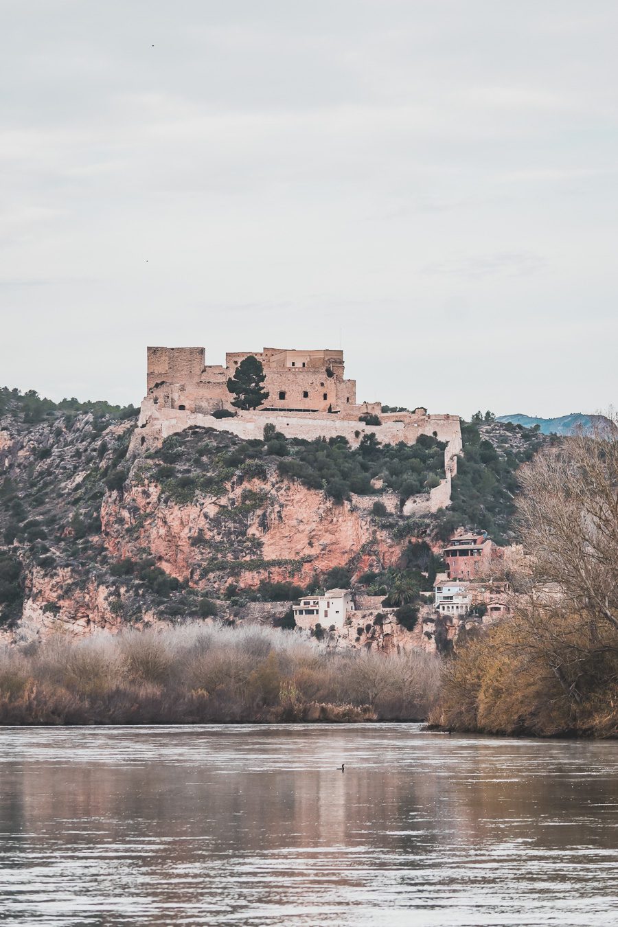 Découvrez Tarragone et ses alentours, en Catalogne. Entre ses plages, son riche patrimoine et ses paysages spectaculaires, Tarragone offre une expérience inoubliable. Explorez les ruines romaines, détendez-vous sur les plages ou partez en randonnée à travers les magnifiques paysages du Parc Naturel de l'Ebre. Ne manquez pas de découvrir cette destination lors d'un prochain voyage en Espagne. Planifiez dès maintenant votre escapade à Tarragone.