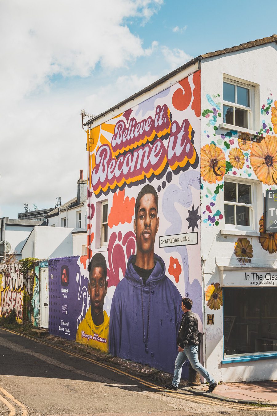 Découvrez Brighton, une destination emblématique de l'Angleterre. Entre ses plages de galets pittoresques, ses ruelles animées et ses sites historiques, Brighton est une destination parfaite pour un city trip en Europe. Que vous soyez amateur de culture, passionné d'histoire ou simplement en quête de détente lors de vacances à la mer, Brighton saura vous séduire. Réservez dès maintenant votre escapade à Brighton et plongez dans l'atmosphère unique de cette ville balnéaire dynamique.