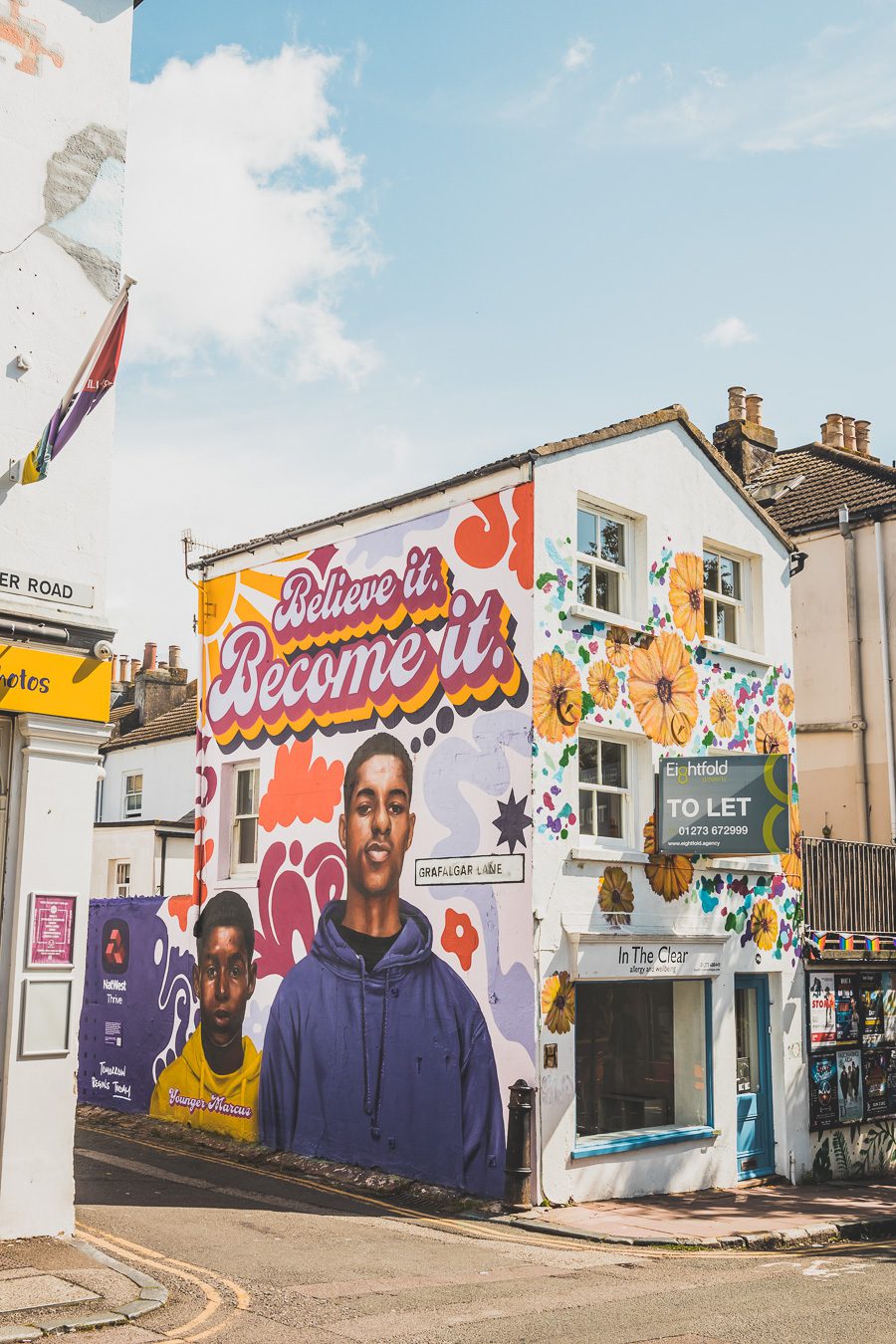 Découvrez Brighton, une destination emblématique de l'Angleterre. Entre ses plages de galets pittoresques, ses ruelles animées et ses sites historiques, Brighton est une destination parfaite pour un city trip en Europe. Que vous soyez amateur de culture, passionné d'histoire ou simplement en quête de détente lors de vacances à la mer, Brighton saura vous séduire. Réservez dès maintenant votre escapade à Brighton et plongez dans l'atmosphère unique de cette ville balnéaire dynamique.