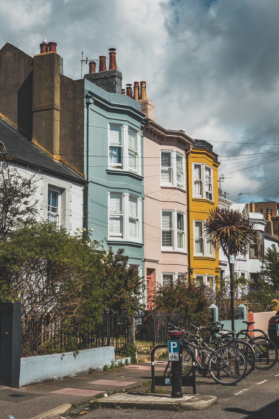 Découvrez Brighton, une destination emblématique de l'Angleterre. Entre ses plages de galets pittoresques, ses ruelles animées et ses sites historiques, Brighton est une destination parfaite pour un city trip en Europe. Que vous soyez amateur de culture, passionné d'histoire ou simplement en quête de détente lors de vacances à la mer, Brighton saura vous séduire. Réservez dès maintenant votre escapade à Brighton et plongez dans l'atmosphère unique de cette ville balnéaire dynamique.