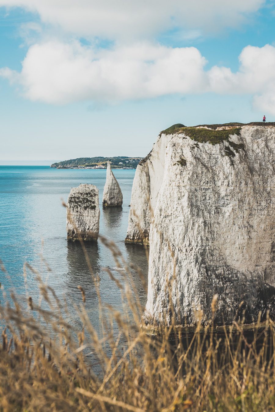 Découvrez la beauté du Dorset, une destination incontournable pour les amoureux de nature. Avec sa célèbre Côte jurassique, ses paysages à couper le souffle et ses charmants villages, le Dorset offre une expérience de voyage inoubliable. Partez en road trip dans le sud de l'Angleterre et explorez des sites emblématiques. Que vous soyez en couple, en famille ou entre amis, le Dorset vous promet des vacances en Europe superbes. Planifiez dès maintenant votre escapade au Dorset !