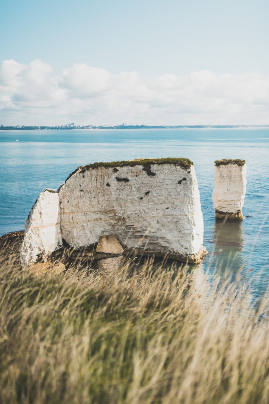 Découvrez la beauté du Dorset, une destination incontournable pour les amoureux de nature. Avec sa célèbre Côte jurassique, ses paysages à couper le souffle et ses charmants villages, le Dorset offre une expérience de voyage inoubliable. Partez en road trip dans le sud de l'Angleterre et explorez des sites emblématiques. Que vous soyez en couple, en famille ou entre amis, le Dorset vous promet des vacances en Europe superbes. Planifiez dès maintenant votre escapade au Dorset !