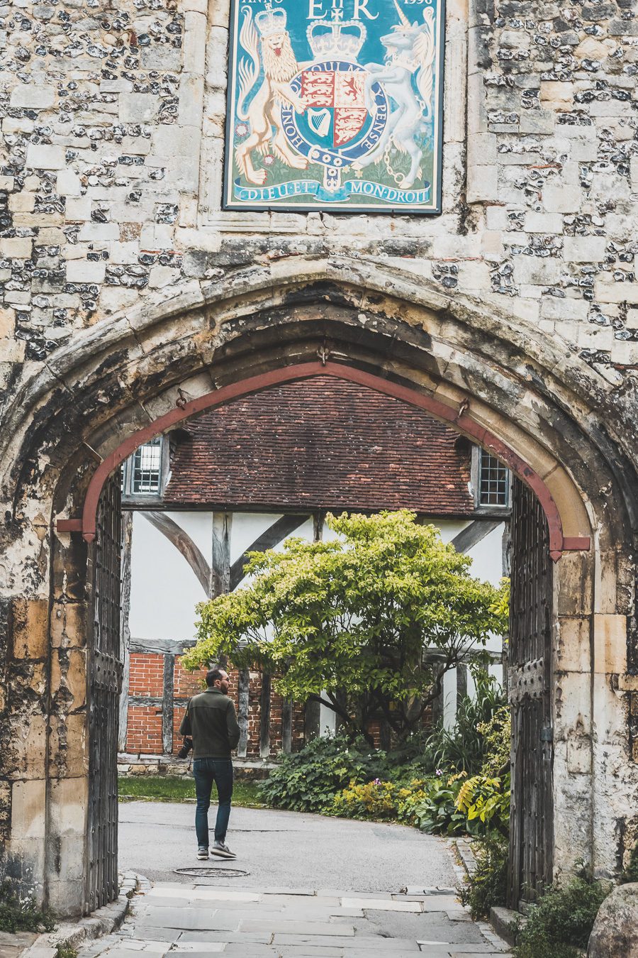 Découvrez les charmes de Winchester, une destination incontournable pour les voyageurs en quête d'histoire. Nichée dans la campagne anglaise, cette ville médiévale offre un mélange captivant de monuments historiques, de ruelles pittoresques... Explorez la majestueuse cathédrale de Winchester. Entre amis, en famille ou en vanlife, vivez une expérience mémorable en Angleterre. Planifiez dès maintenant votre city trip européen.