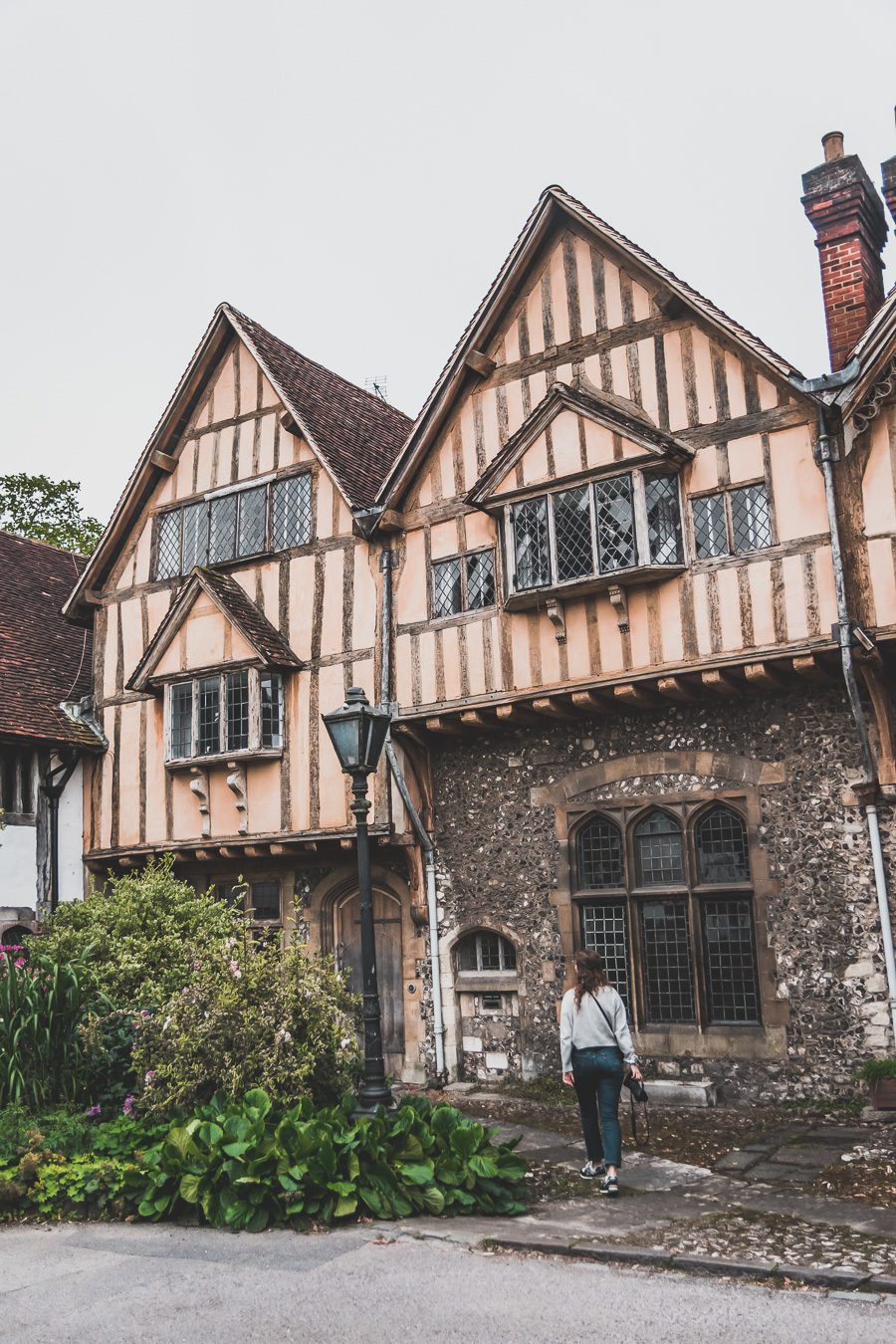 Découvrez les charmes de Winchester, une destination incontournable pour les voyageurs en quête d'histoire. Nichée dans la campagne anglaise, cette ville médiévale offre un mélange captivant de monuments historiques, de ruelles pittoresques... Explorez la majestueuse cathédrale de Winchester. Entre amis, en famille ou en vanlife, vivez une expérience mémorable en Angleterre. Planifiez dès maintenant votre city trip européen.