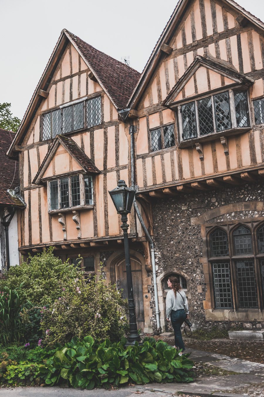 Découvrez les charmes de Winchester, une destination incontournable pour les voyageurs en quête d'histoire. Nichée dans la campagne anglaise, cette ville médiévale offre un mélange captivant de monuments historiques, de ruelles pittoresques... Explorez la majestueuse cathédrale de Winchester. Entre amis, en famille ou en vanlife, vivez une expérience mémorable en Angleterre. Planifiez dès maintenant votre city trip européen.