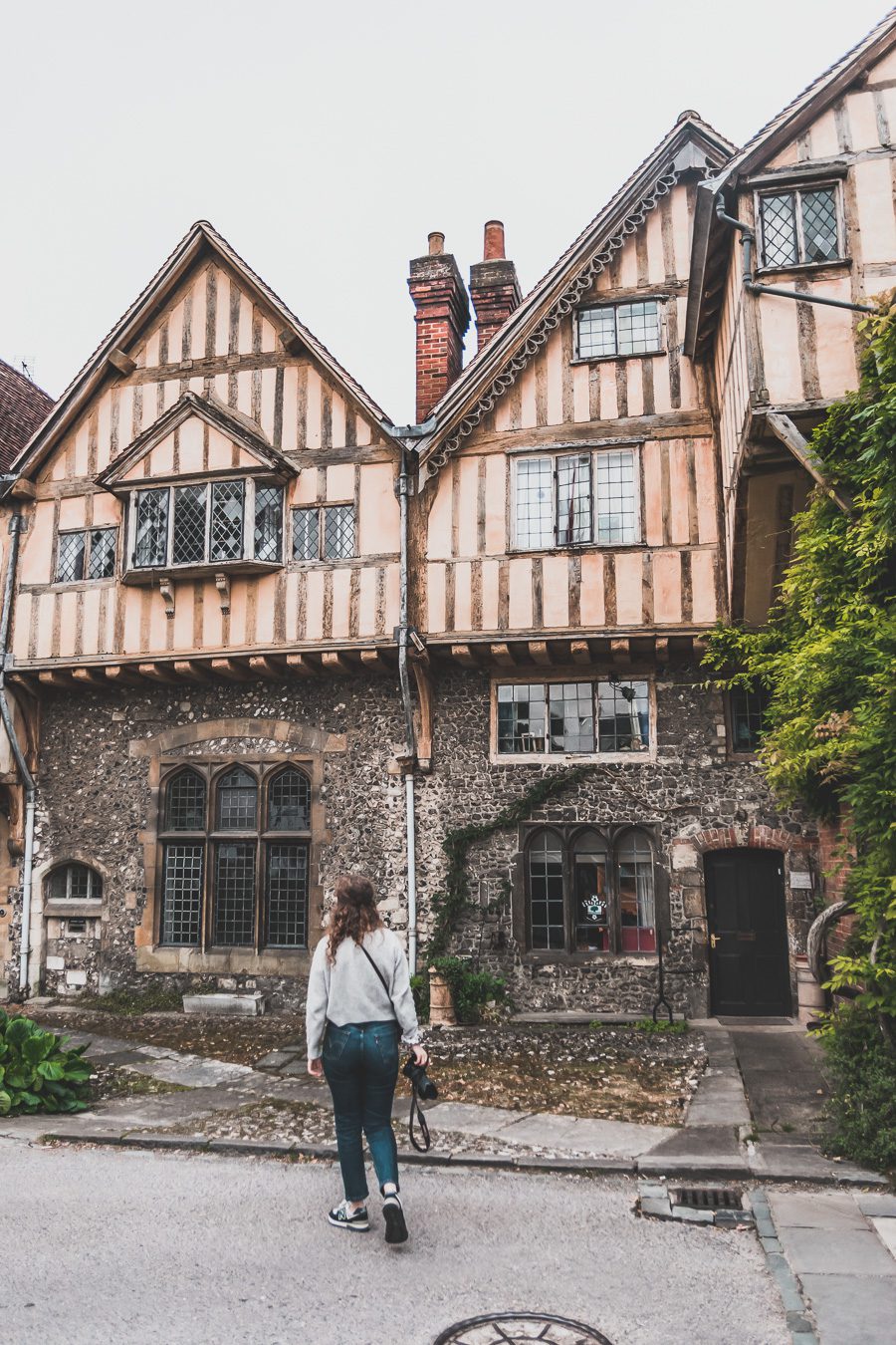 Découvrez les charmes de Winchester, une destination incontournable pour les voyageurs en quête d'histoire. Nichée dans la campagne anglaise, cette ville médiévale offre un mélange captivant de monuments historiques, de ruelles pittoresques... Explorez la majestueuse cathédrale de Winchester. Entre amis, en famille ou en vanlife, vivez une expérience mémorable en Angleterre. Planifiez dès maintenant votre city trip européen.