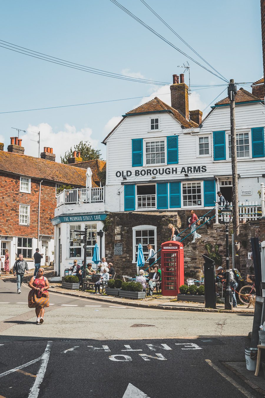 Découvrez le charme pittoresque de Rye, un village historique niché dans le Sussex, en Angleterre. Avec ses rues pavées, ses maisons à colombages et son ambiance médiévale, Rye offre une escapade idéale pour les voyageurs en quête d'authenticité. Que vous soyez passionné d'histoire, amateur de paysages pittoresques ou simplement en quête d'une pause relaxante à la campagne, planifiez dès maintenant votre voyage à Rye et plongez dans l'atmosphère envoûtante de ce charmant village anglais.