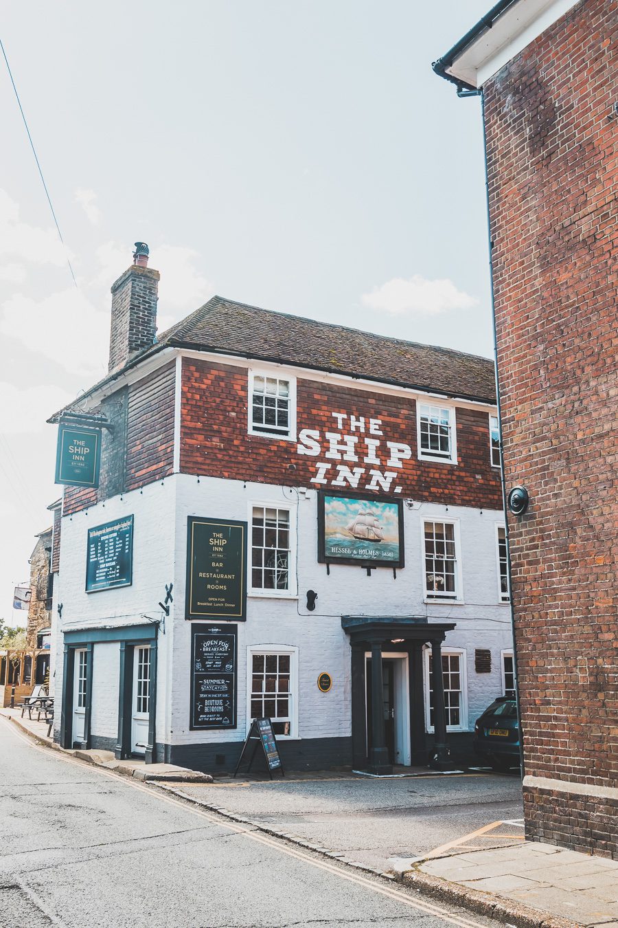 Découvrez le charme pittoresque de Rye, un village historique niché dans le Sussex, en Angleterre. Avec ses rues pavées, ses maisons à colombages et son ambiance médiévale, Rye offre une escapade idéale pour les voyageurs en quête d'authenticité. Que vous soyez passionné d'histoire, amateur de paysages pittoresques ou simplement en quête d'une pause relaxante à la campagne, planifiez dès maintenant votre voyage à Rye et plongez dans l'atmosphère envoûtante de ce charmant village anglais.