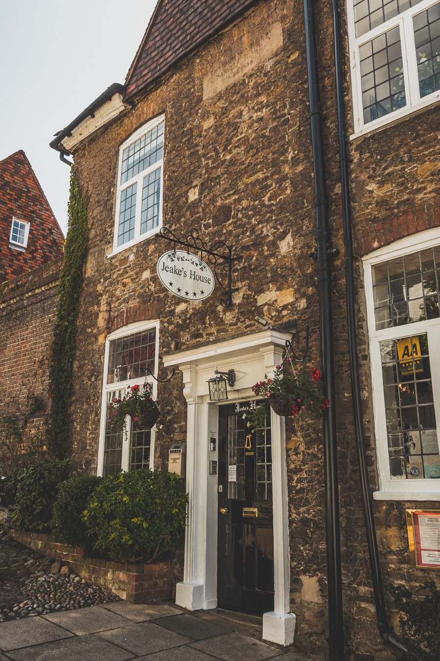 Découvrez le charme pittoresque de Rye, un village historique niché dans le Sussex, en Angleterre. Avec ses rues pavées, ses maisons à colombages et son ambiance médiévale, Rye offre une escapade idéale pour les voyageurs en quête d'authenticité. Que vous soyez passionné d'histoire, amateur de paysages pittoresques ou simplement en quête d'une pause relaxante à la campagne, planifiez dès maintenant votre voyage à Rye et plongez dans l'atmosphère envoûtante de ce charmant village anglais.