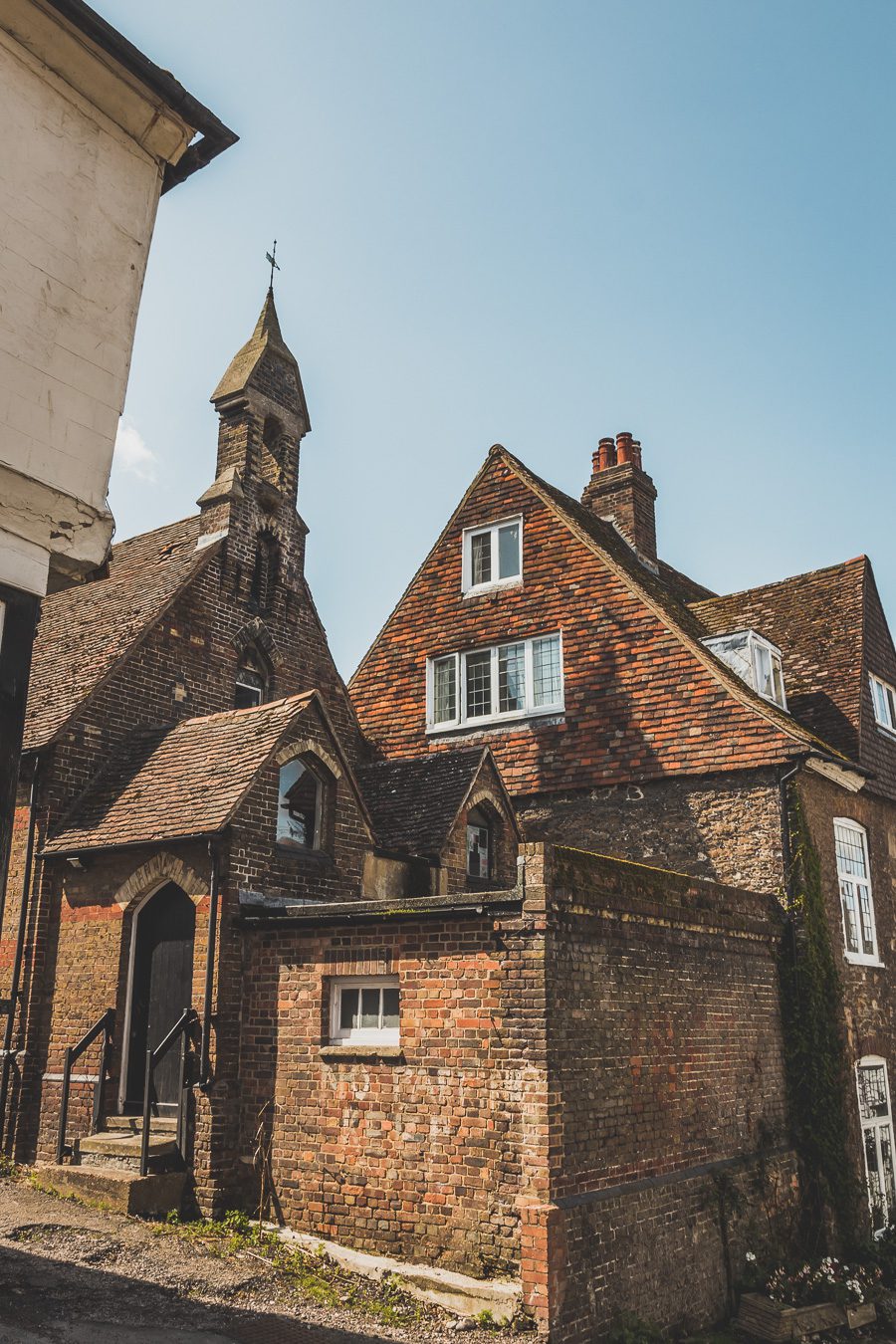 Découvrez le charme pittoresque de Rye, un village historique niché dans le Sussex, en Angleterre. Avec ses rues pavées, ses maisons à colombages et son ambiance médiévale, Rye offre une escapade idéale pour les voyageurs en quête d'authenticité. Que vous soyez passionné d'histoire, amateur de paysages pittoresques ou simplement en quête d'une pause relaxante à la campagne, planifiez dès maintenant votre voyage à Rye et plongez dans l'atmosphère envoûtante de ce charmant village anglais.