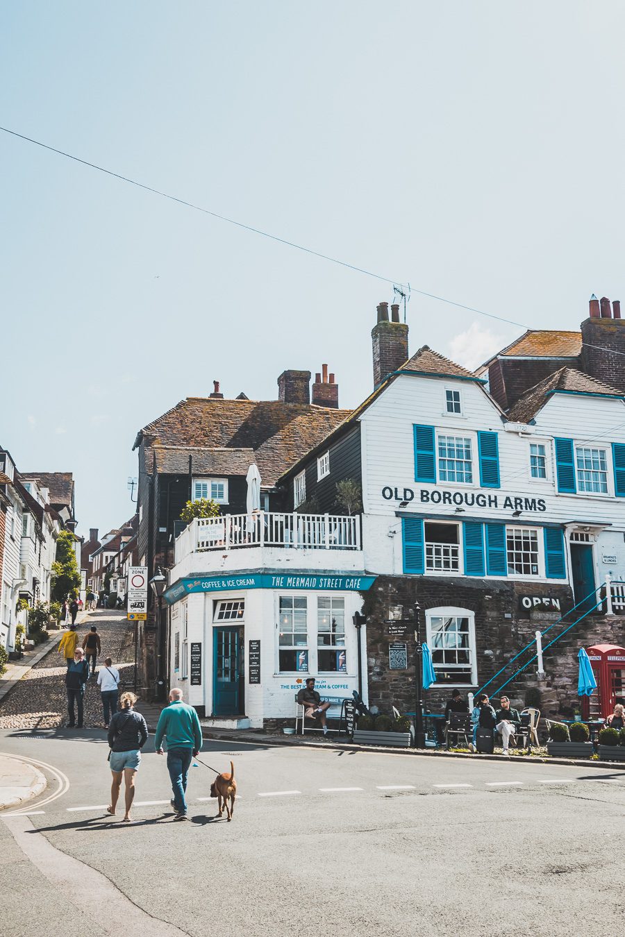 Découvrez le charme pittoresque de Rye, un village historique niché dans le Sussex, en Angleterre. Avec ses rues pavées, ses maisons à colombages et son ambiance médiévale, Rye offre une escapade idéale pour les voyageurs en quête d'authenticité. Que vous soyez passionné d'histoire, amateur de paysages pittoresques ou simplement en quête d'une pause relaxante à la campagne, planifiez dès maintenant votre voyage à Rye et plongez dans l'atmosphère envoûtante de ce charmant village anglais.