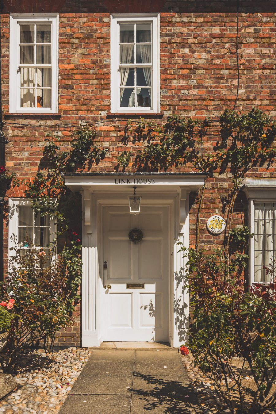 Découvrez le charme pittoresque de Rye, un village historique niché dans le Sussex, en Angleterre. Avec ses rues pavées, ses maisons à colombages et son ambiance médiévale, Rye offre une escapade idéale pour les voyageurs en quête d'authenticité. Que vous soyez passionné d'histoire, amateur de paysages pittoresques ou simplement en quête d'une pause relaxante à la campagne, planifiez dès maintenant votre voyage à Rye et plongez dans l'atmosphère envoûtante de ce charmant village anglais.