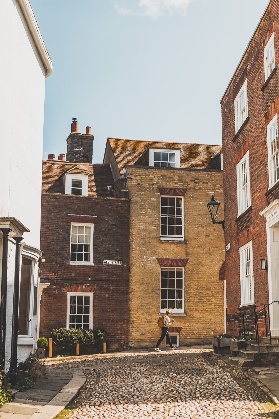 Découvrez le charme pittoresque de Rye, un village historique niché dans le Sussex, en Angleterre. Avec ses rues pavées, ses maisons à colombages et son ambiance médiévale, Rye offre une escapade idéale pour les voyageurs en quête d'authenticité. Que vous soyez passionné d'histoire, amateur de paysages pittoresques ou simplement en quête d'une pause relaxante à la campagne, planifiez dès maintenant votre voyage à Rye et plongez dans l'atmosphère envoûtante de ce charmant village anglais.