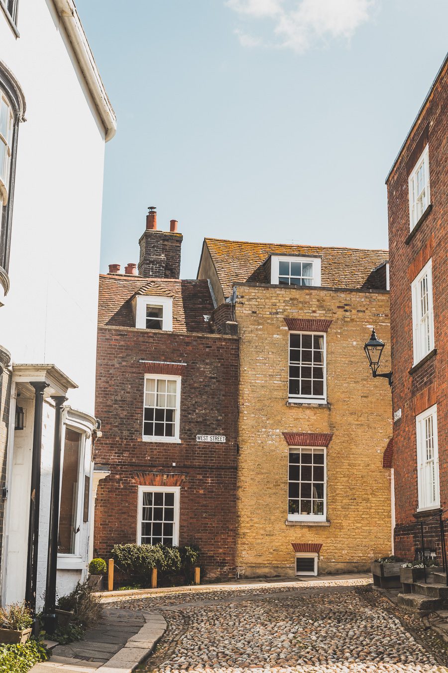 Découvrez le charme pittoresque de Rye, un village historique niché dans le Sussex, en Angleterre. Avec ses rues pavées, ses maisons à colombages et son ambiance médiévale, Rye offre une escapade idéale pour les voyageurs en quête d'authenticité. Que vous soyez passionné d'histoire, amateur de paysages pittoresques ou simplement en quête d'une pause relaxante à la campagne, planifiez dès maintenant votre voyage à Rye et plongez dans l'atmosphère envoûtante de ce charmant village anglais.